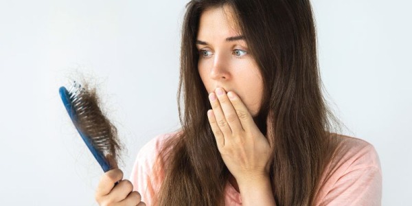 CAÍDA ESTACIONAL DEL CABELLO: POR QUÉ OCURRE Y CÓMO FRENARLA
