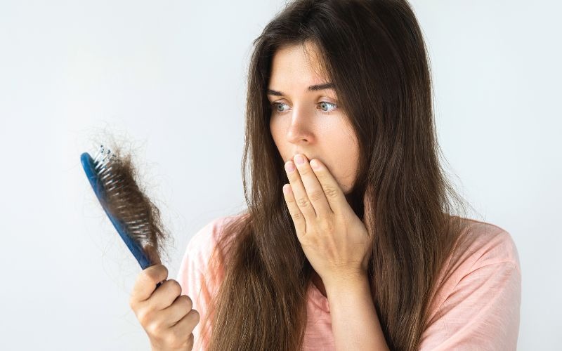 CAÍDA ESTACIONAL DEL CABELLO: POR QUÉ OCURRE Y CÓMO FRENARLA